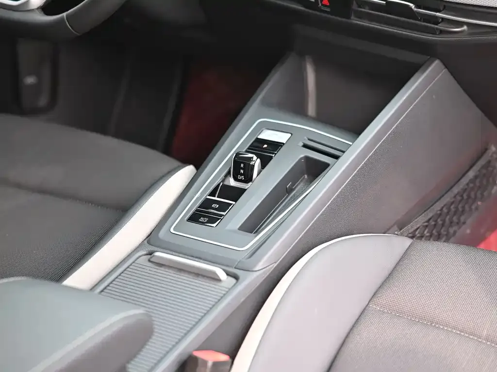 Volkswagen Golf 2024 из CN, фото 10