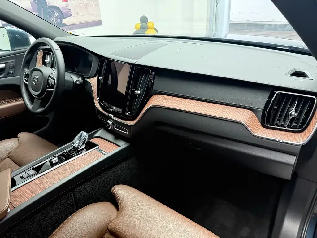 Volvo XC60 — фото 9