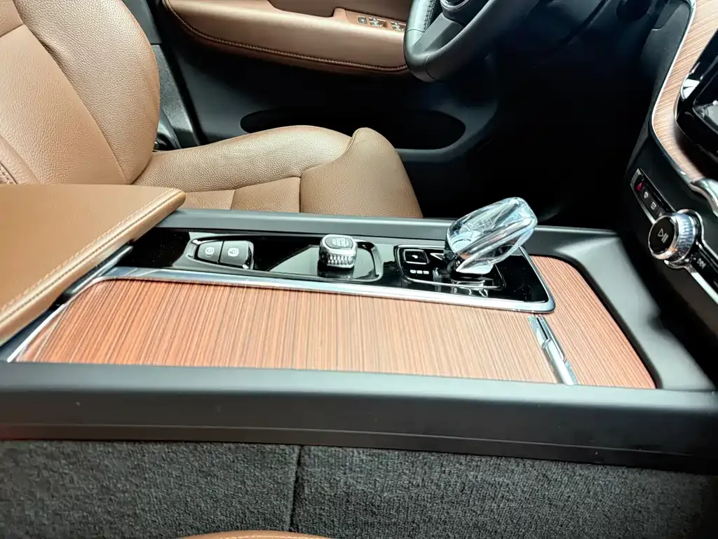 Volvo XC60 — фото 10