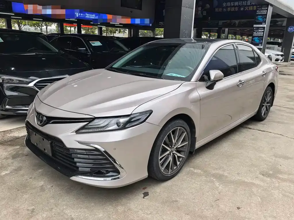 Toyota Camry — фото 1