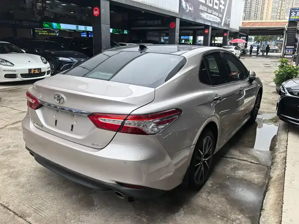 Toyota Camry — фото 2