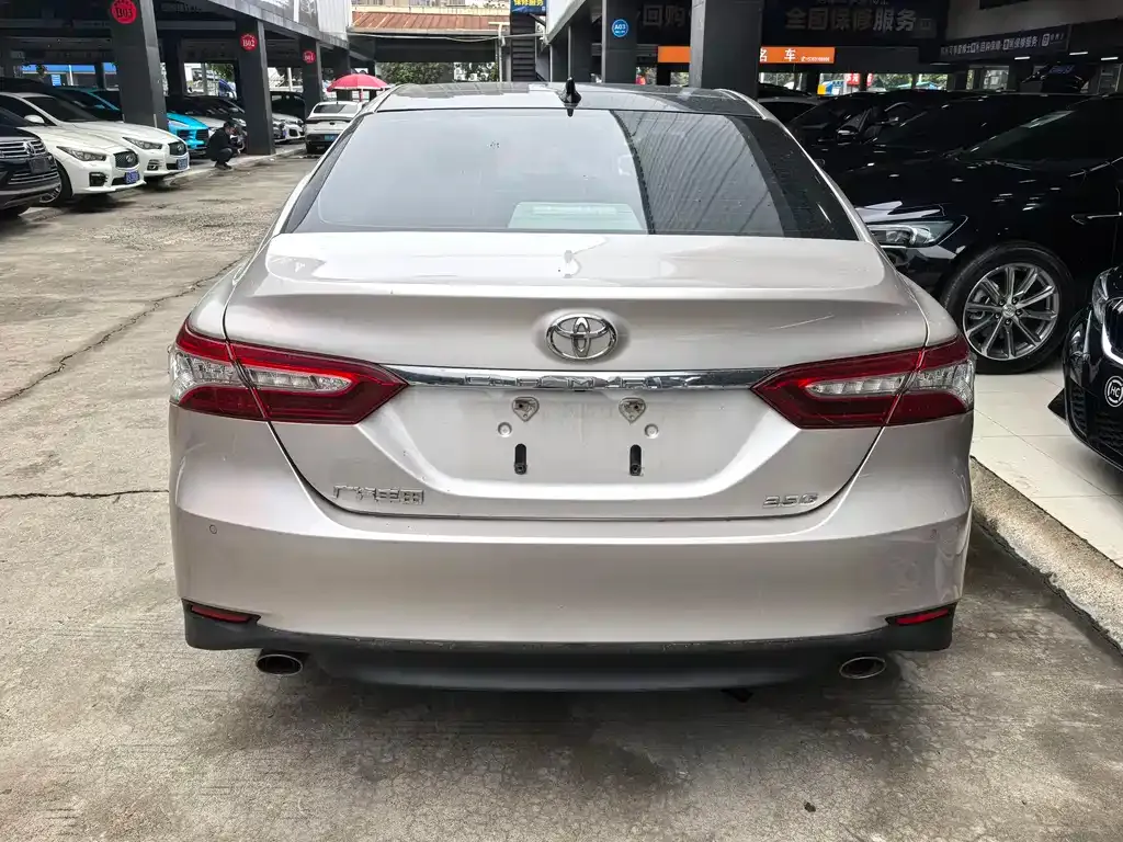Toyota Camry — фото 3