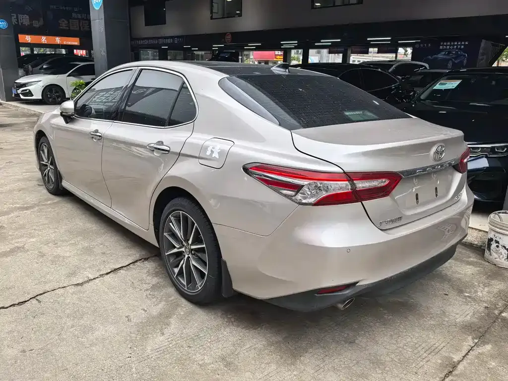 Toyota Camry — фото 6