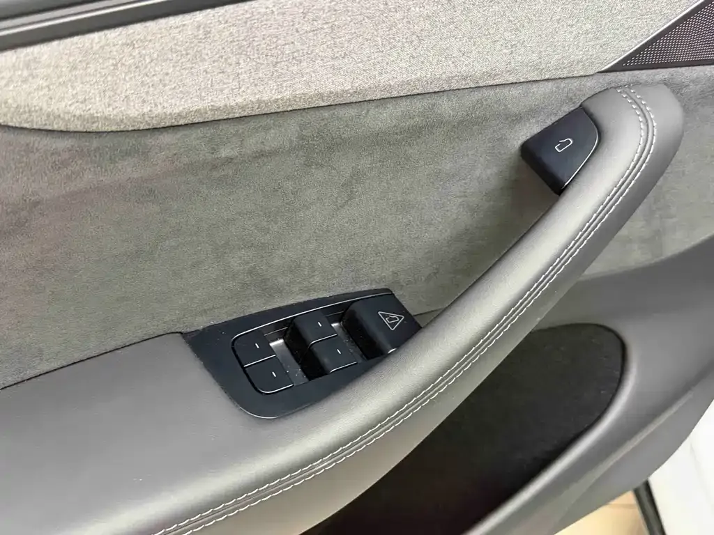 Tesla Model Y L — фото 10