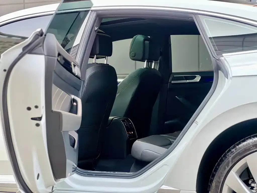 Volkswagen CC 2024 из CN, фото 2