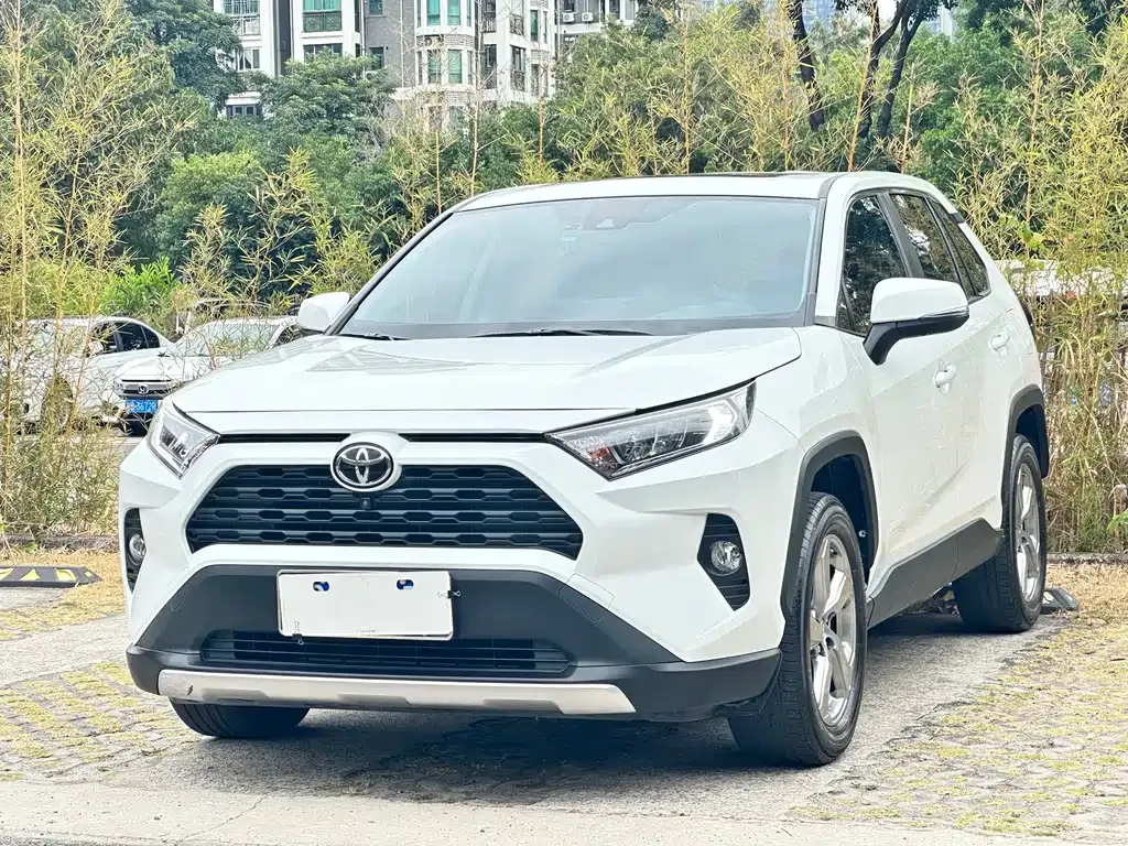 Toyota RAV4 — фото 1