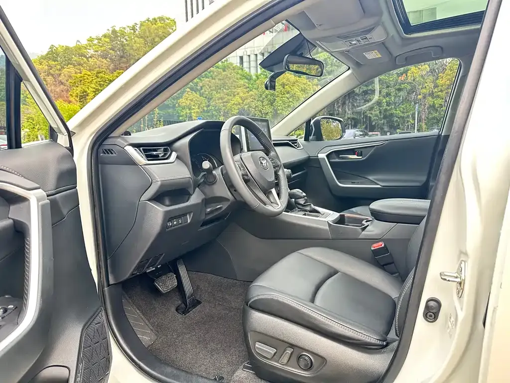 Toyota RAV4 — фото 6