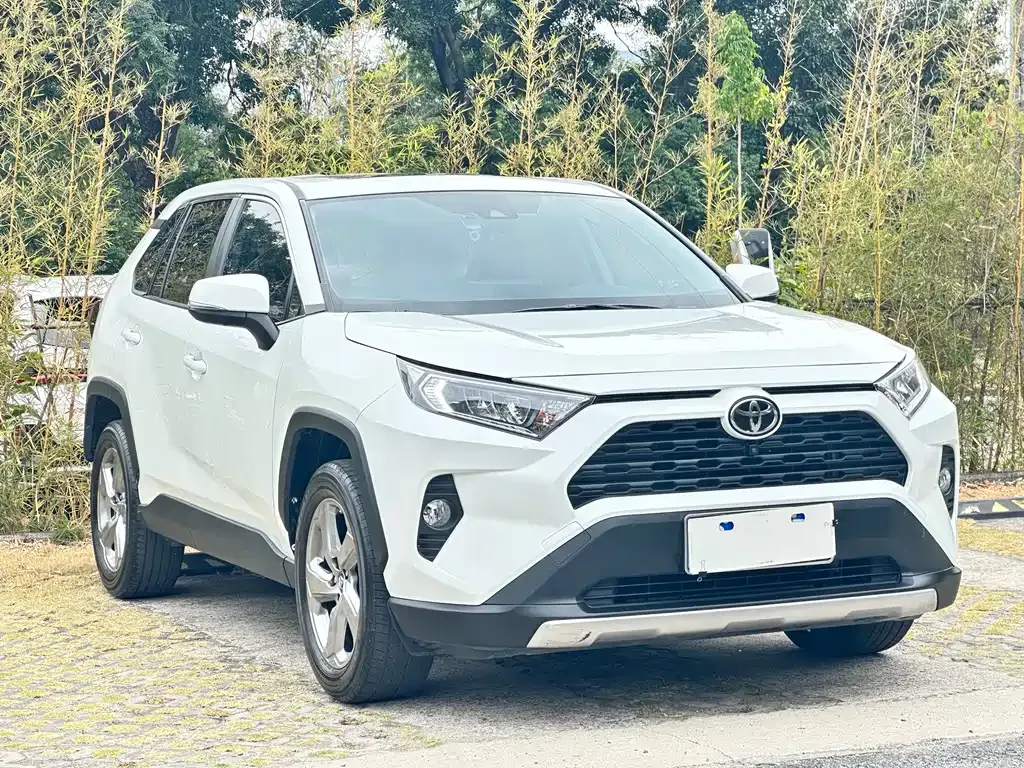 Toyota RAV4 — фото 8