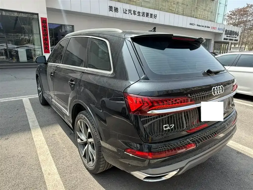 Audi Q7 — фото 1
