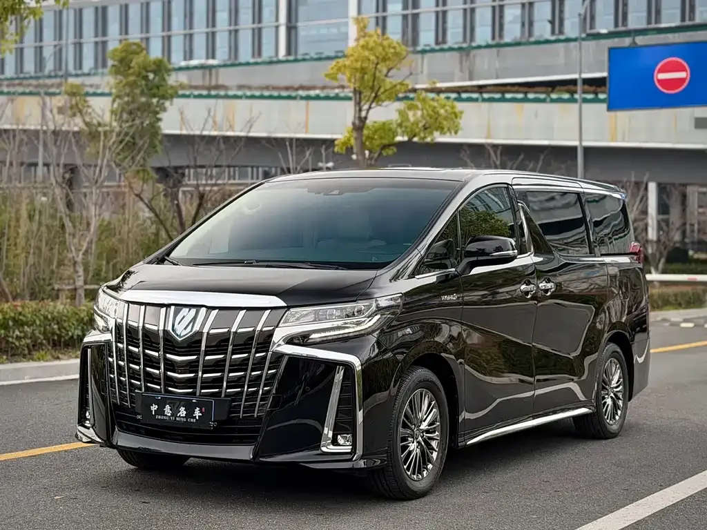 Toyota Alphard — фото 1