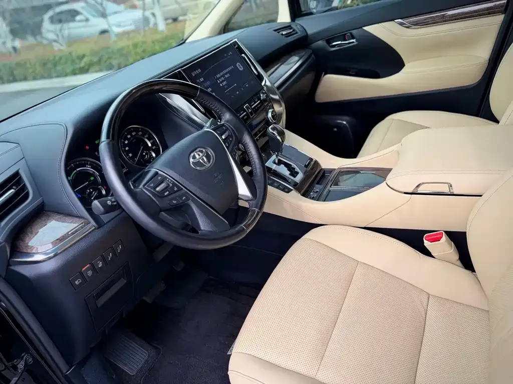 Toyota Alphard — фото 9