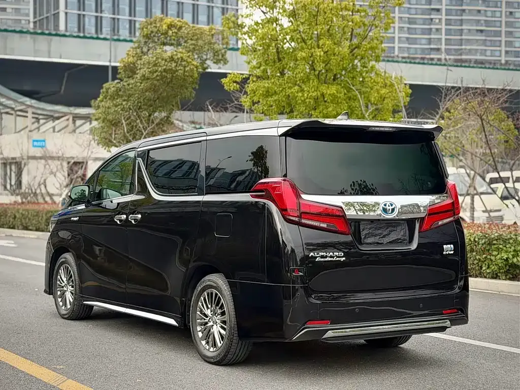 Toyota Alphard — фото 6