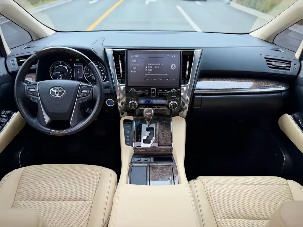 Toyota Alphard — фото 4