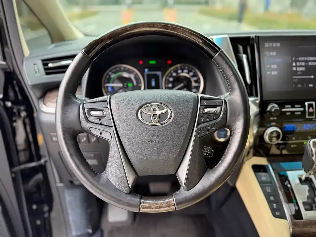 Toyota Alphard — фото 5
