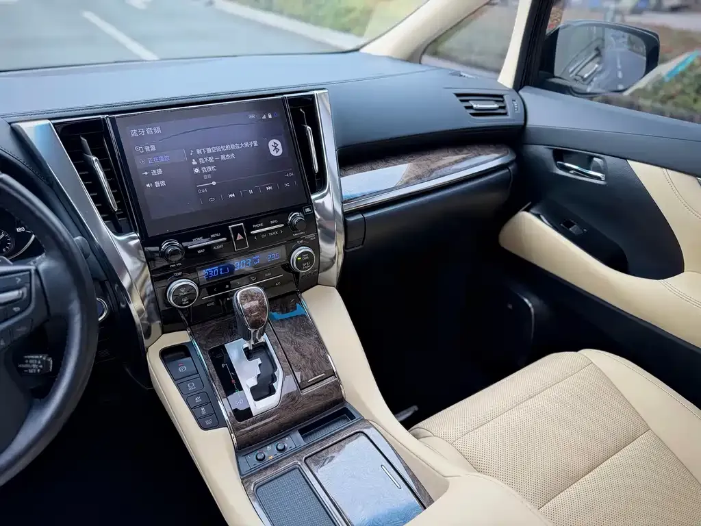 Toyota Alphard — фото 8