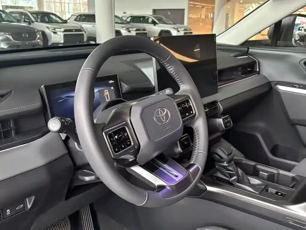 Toyota RAV4 — фото 8