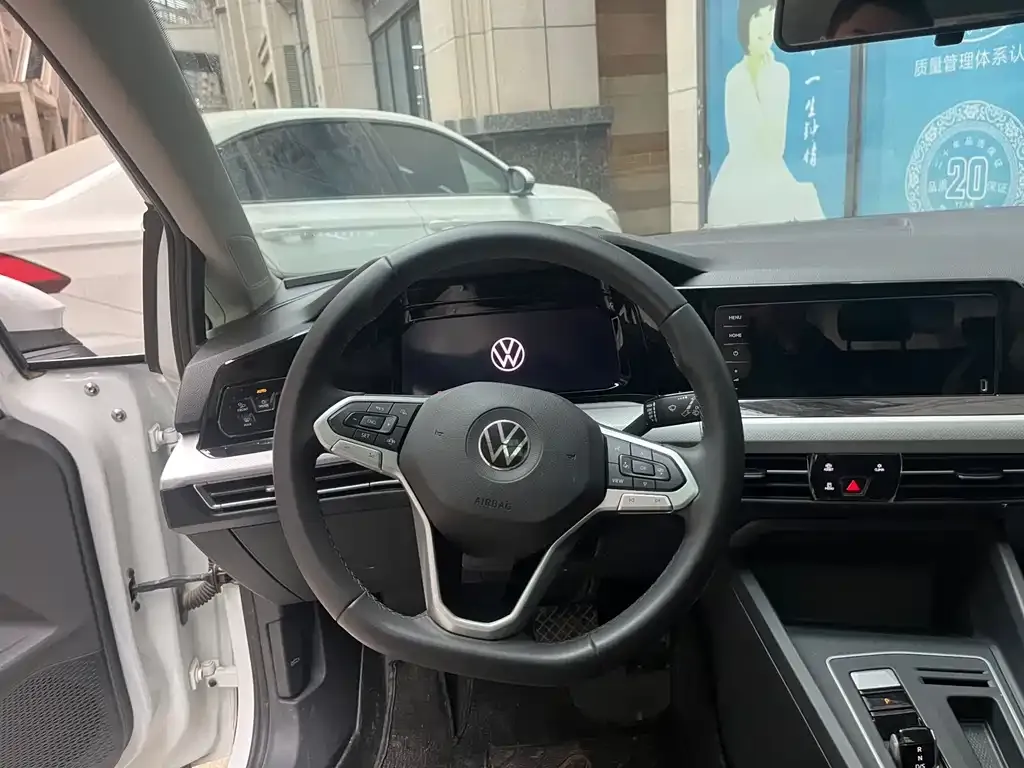 Volkswagen Golf 2023 из CN, фото 2