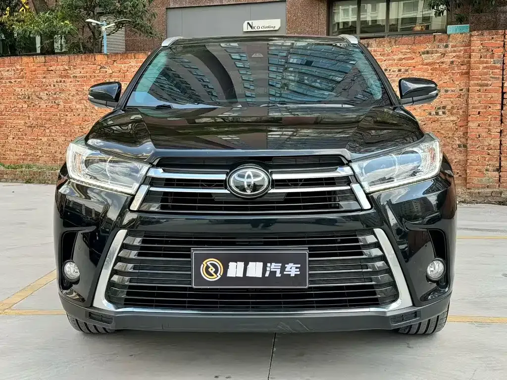 Toyota Highlander — фото 1