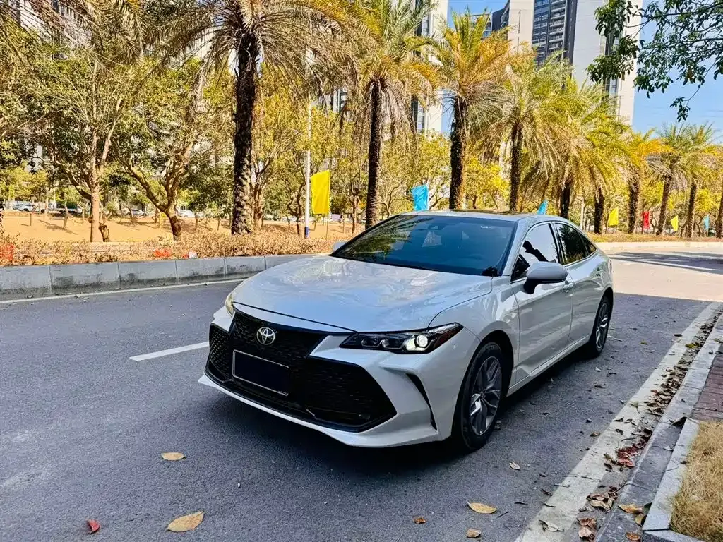 Toyota Avalon — фото 1