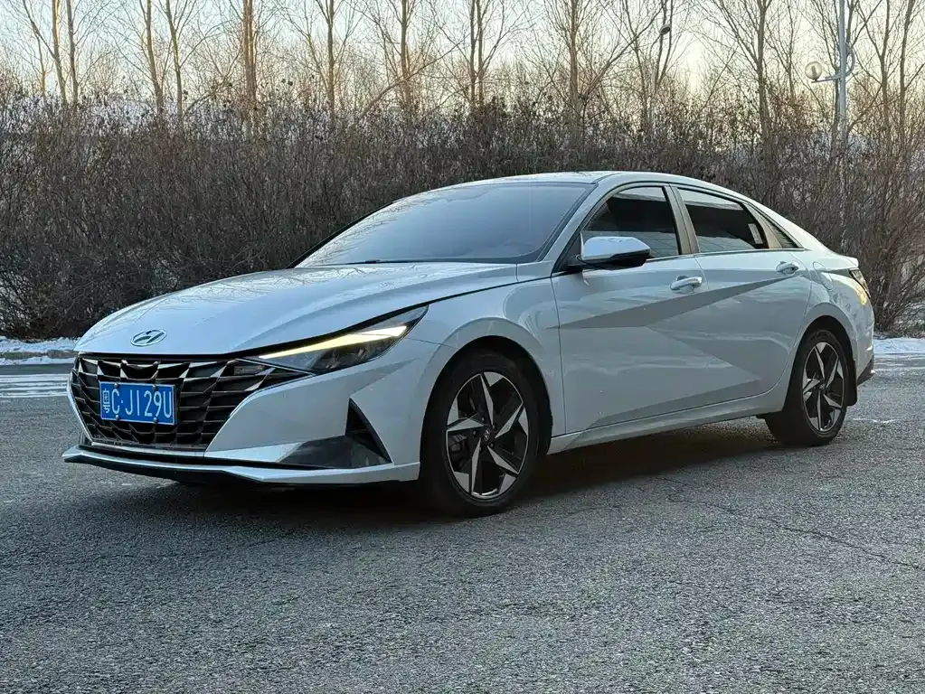 Hyundai Elantra — фото 1