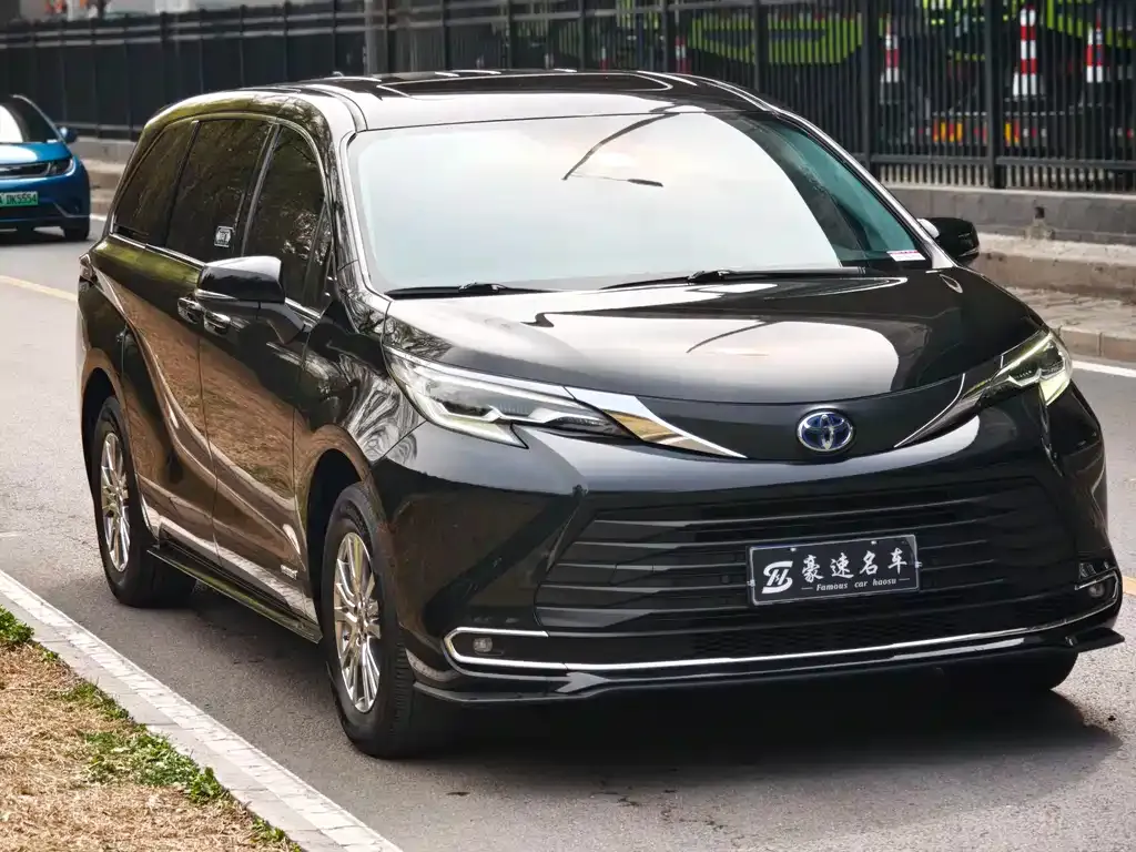 Toyota Sienna — фото 1