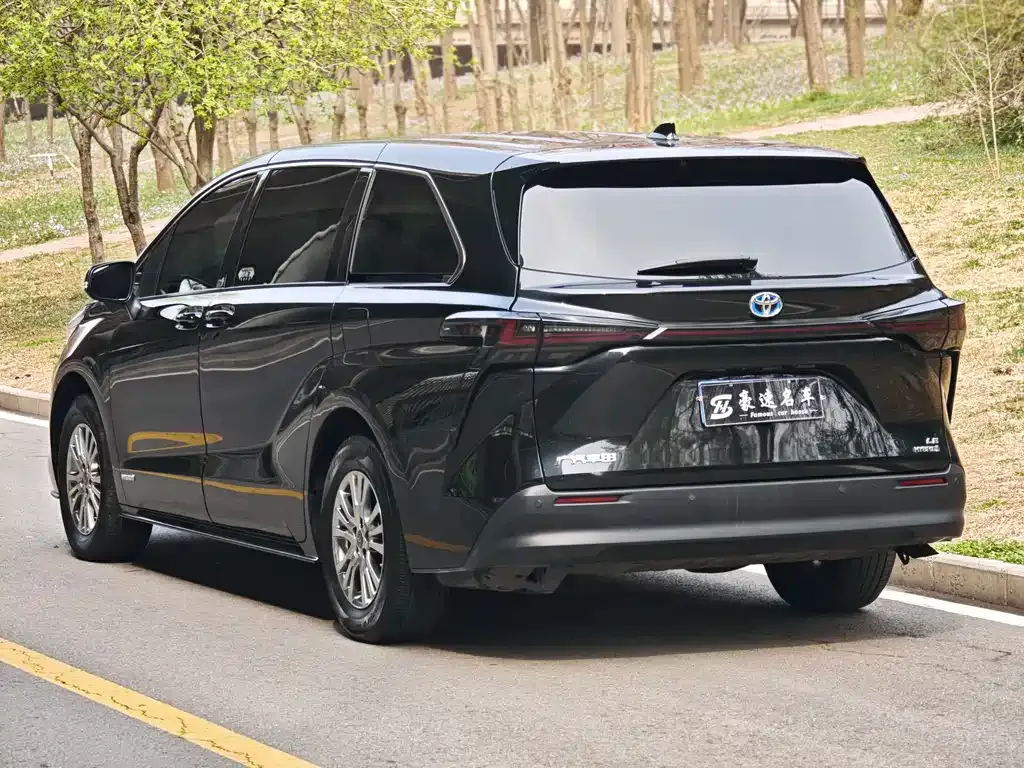 Toyota Sienna — фото 4