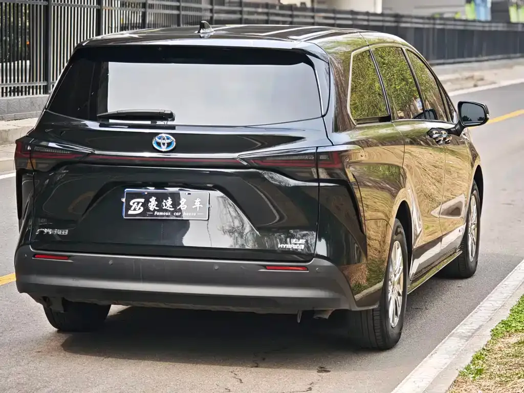 Toyota Sienna — фото 10