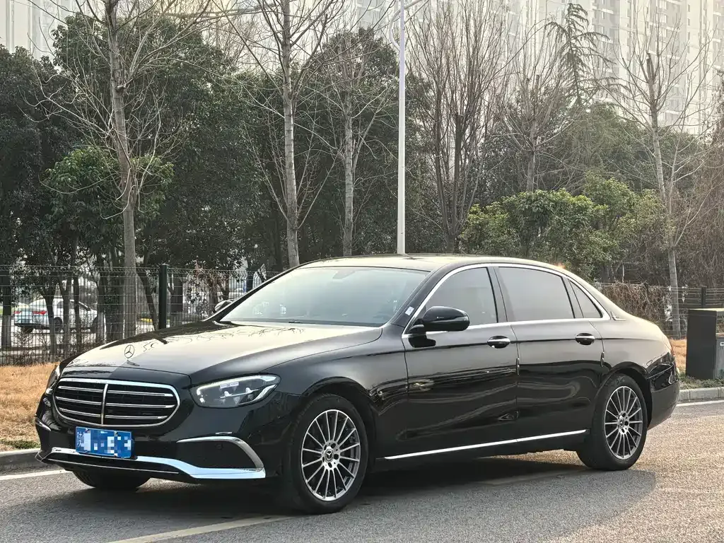 Mercedes-Benz E-Class — фото 1