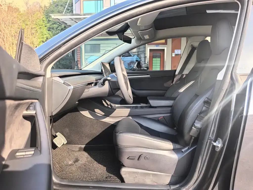 Tesla Model Y — фото 8