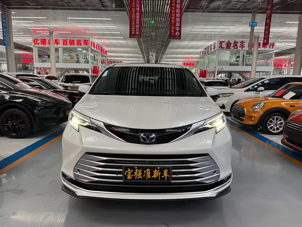 Toyota Sienna — фото 1