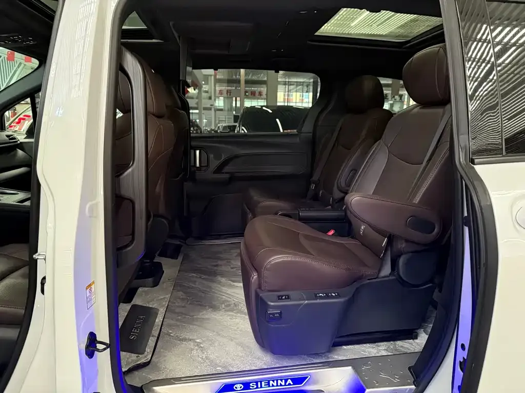 Toyota Sienna — фото 2