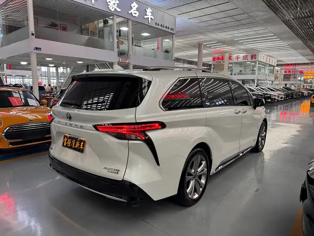 Toyota Sienna — фото 5