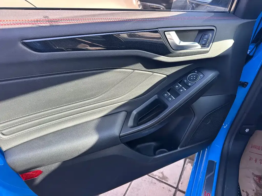 Ford Focus 2023 из CN, фото 10