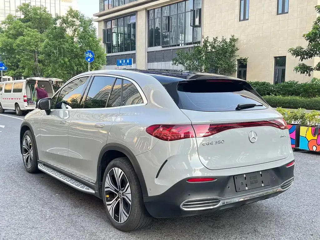 Mercedes-Benz EQE SUV — фото 6