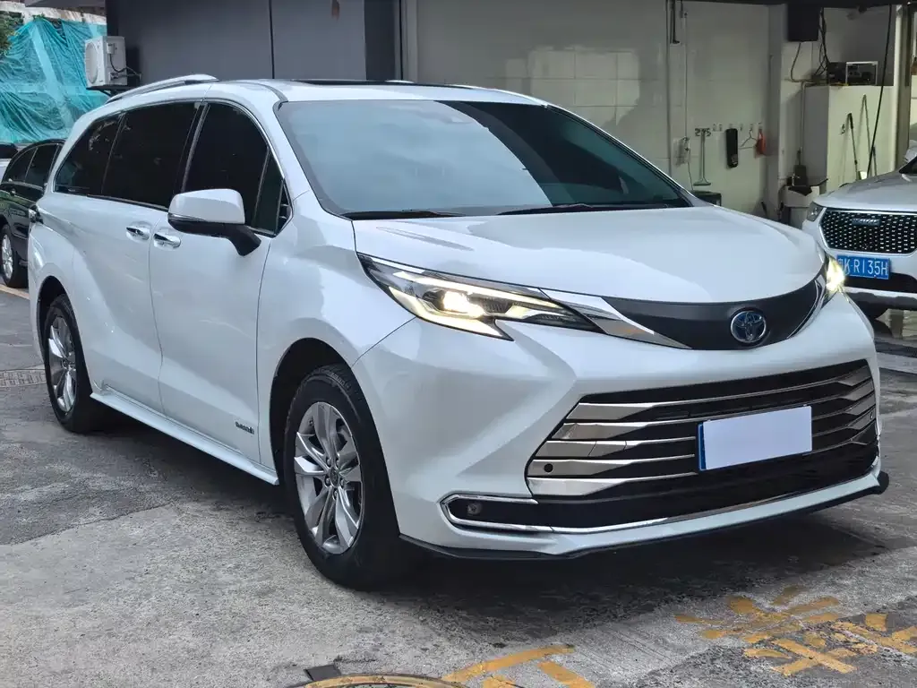 Toyota Sienna 2023 из CN, фото 1