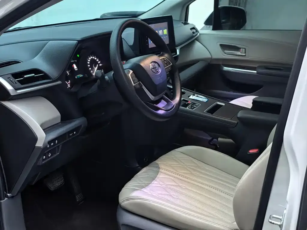 Toyota Sienna 2023 из CN, фото 2