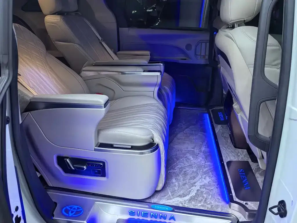 Toyota Sienna 2023 из CN, фото 3