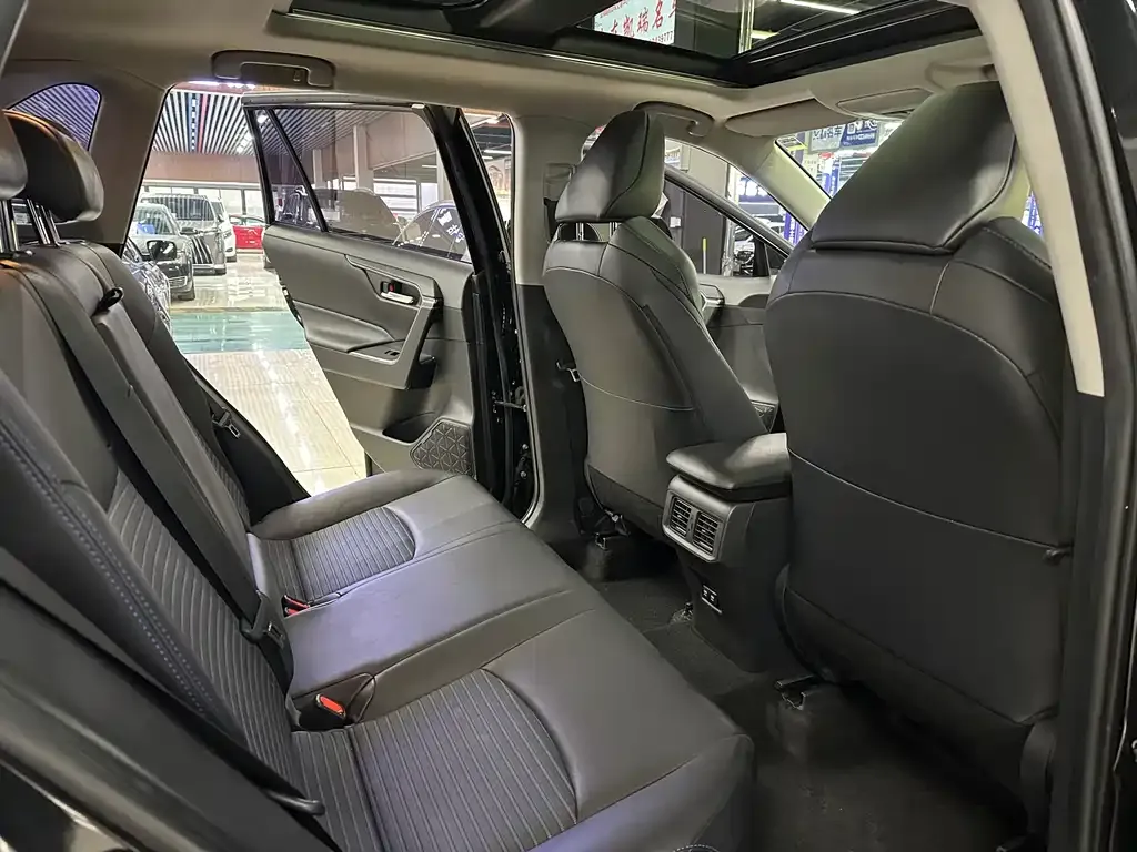 Toyota Wildlander 2021 из CN, фото 3