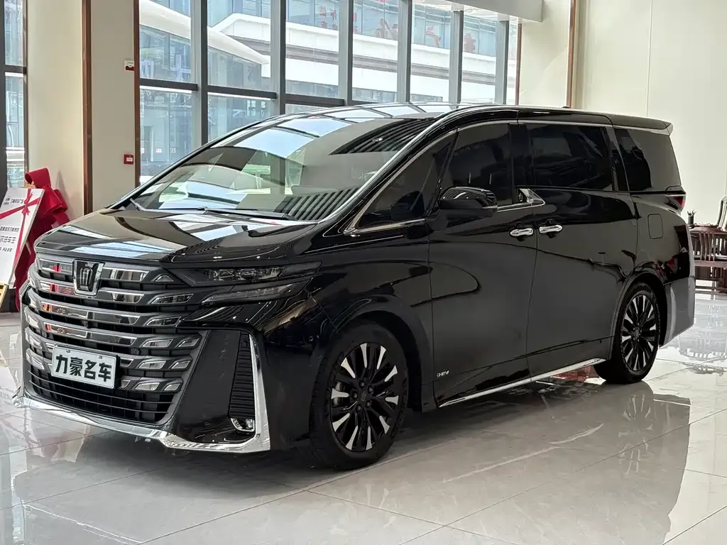 Toyota Vellfire — фото 1