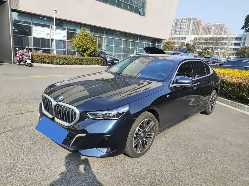 BMW 5 Series — фото 1