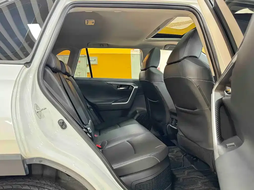 Toyota RAV4 — фото 7