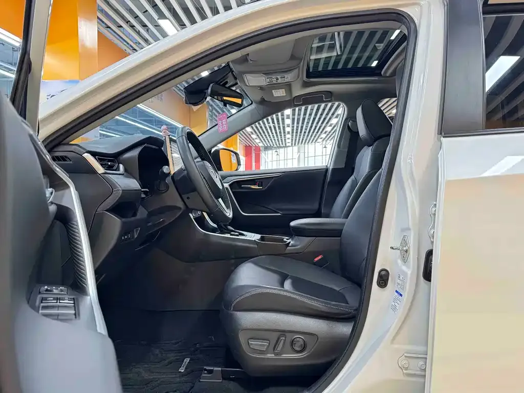 Toyota RAV4 — фото 10