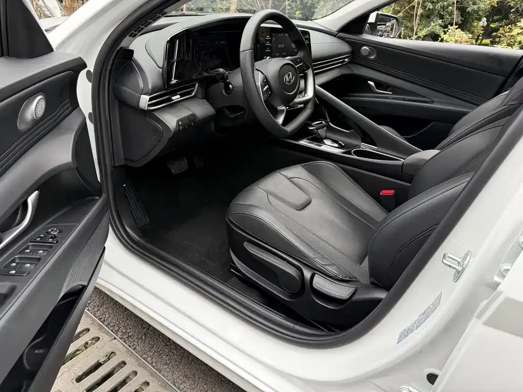 Hyundai Elantra 2023 из CN, фото 2