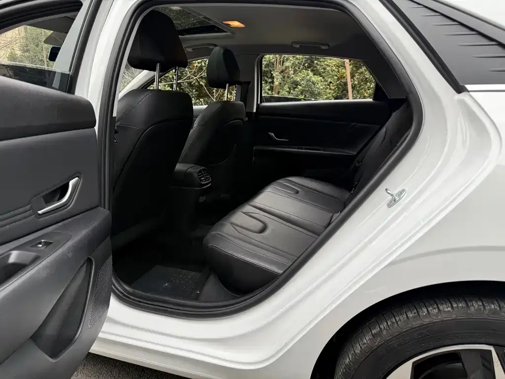 Hyundai Elantra 2023 из CN, фото 9