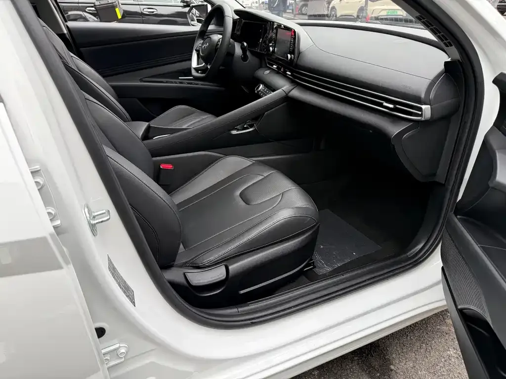 Hyundai Elantra 2023 из CN, фото 5