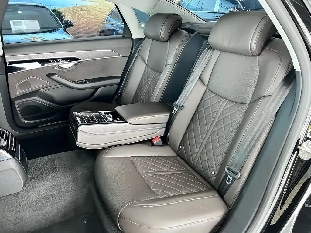 Audi A8 — фото 3