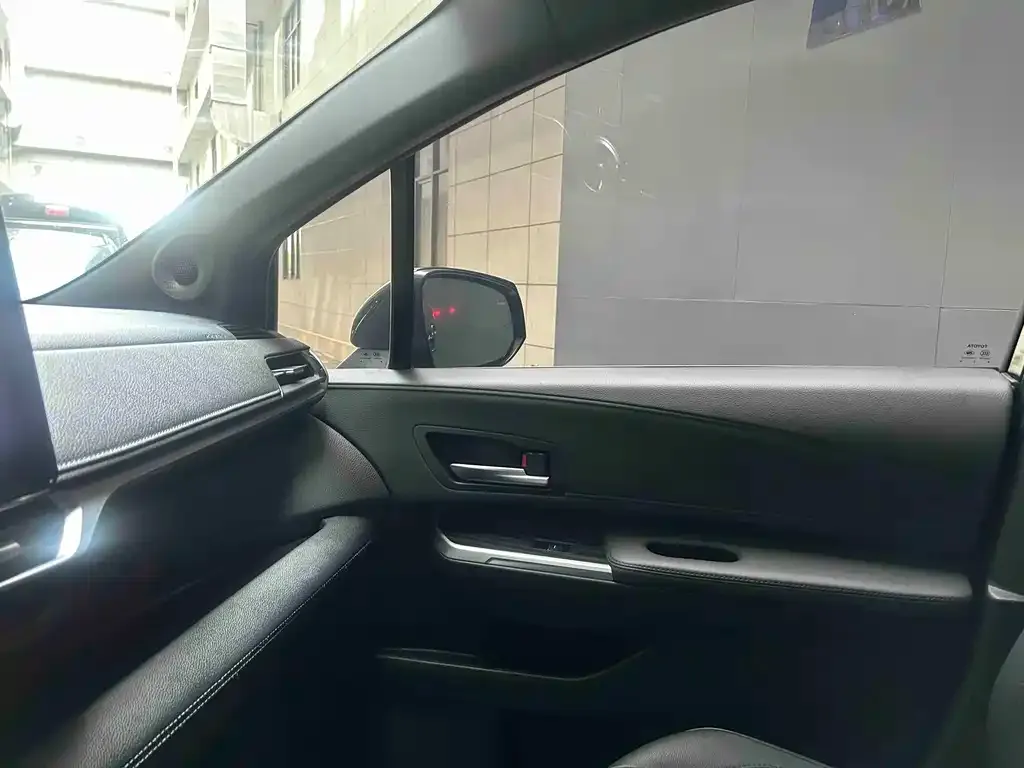 Toyota Sienna 2023 из CN, фото 2