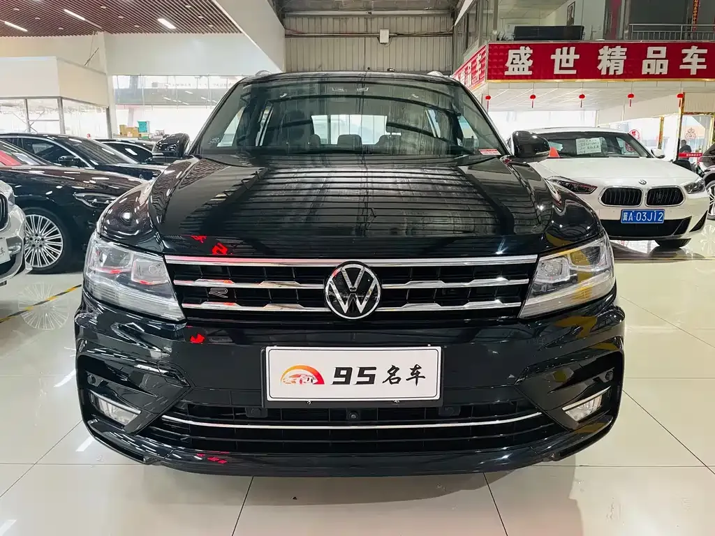 Volkswagen Tiguan L — фото 10