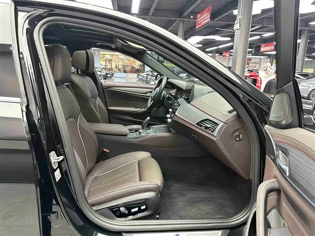 BMW 5 Series 2022 из CN, фото 9