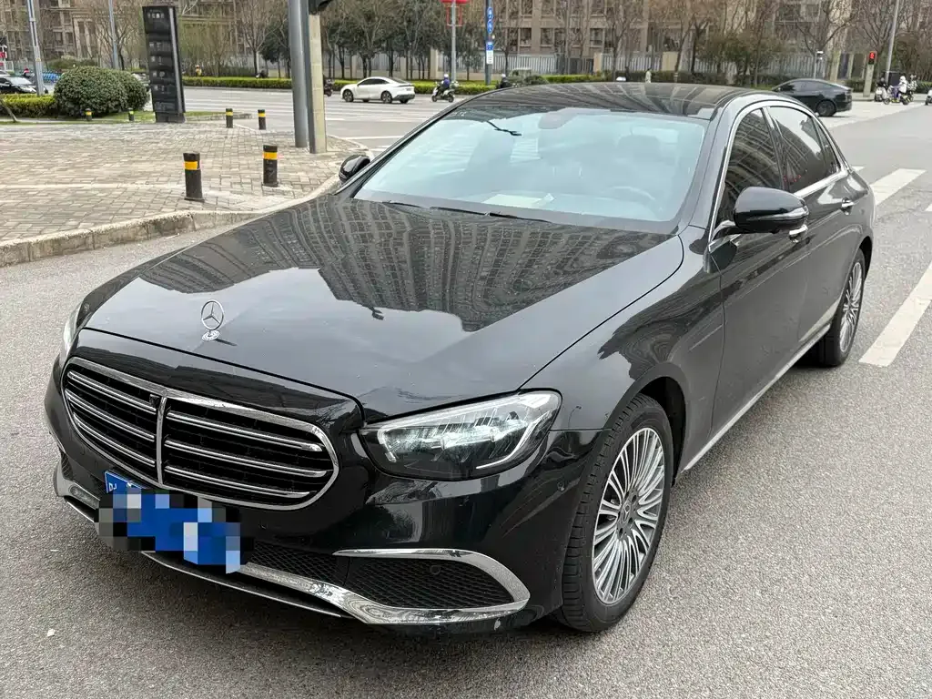 Mercedes-Benz E-Class — фото 1